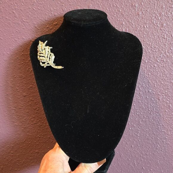 Vintage Brooche Pin, 1940's. Very Delicate and Pretty! Sparkling Rhinestones, - Picture 3 of 5